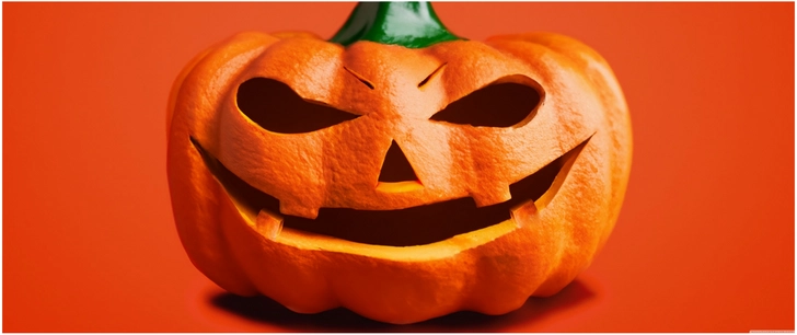 grimmiger kuerbis mit rotem hintergrund fuer halloween