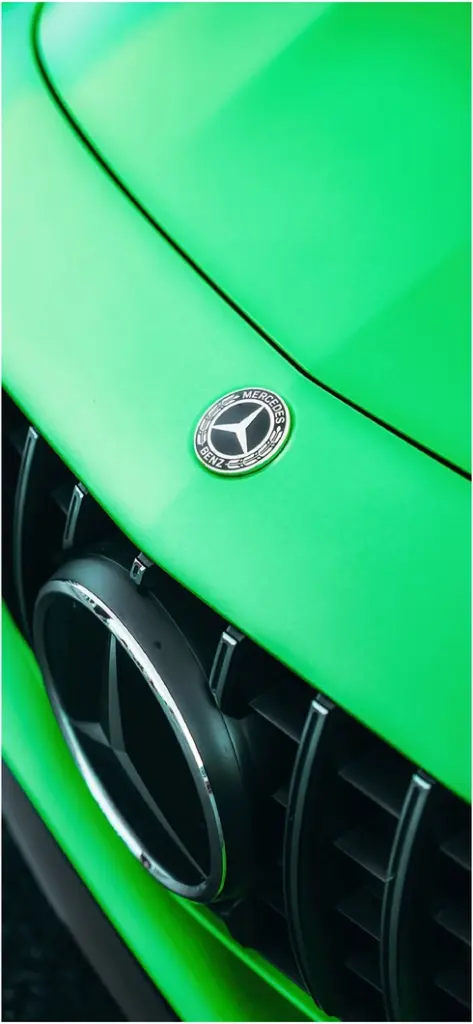 gruene motorhaube mit mercedes benz logo