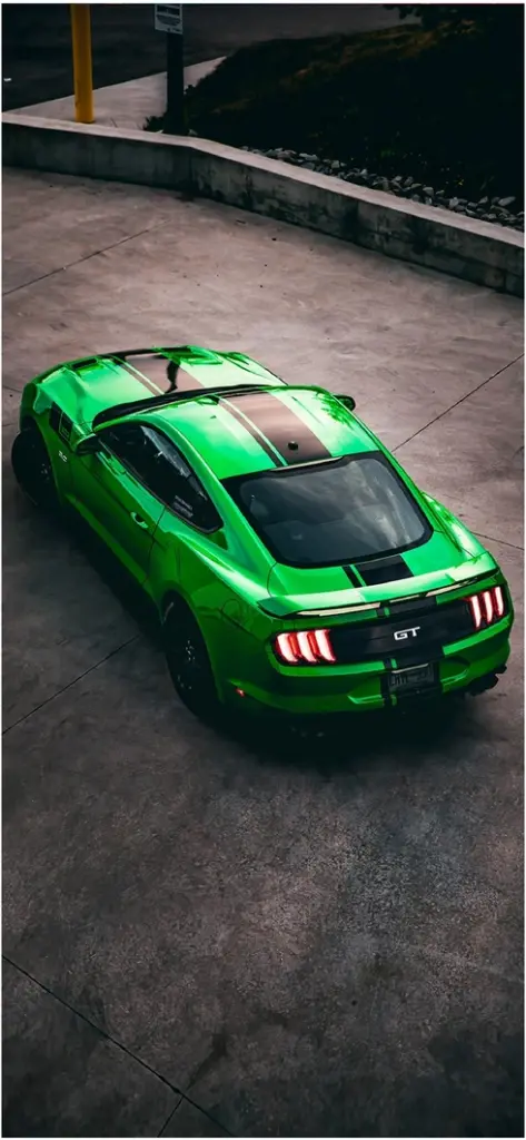 gruener ford mustang gt in urbaner umgebung
