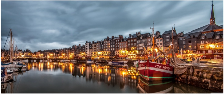 hafenansicht honfleur frankreich beleuchtete gebaeude und schiffe