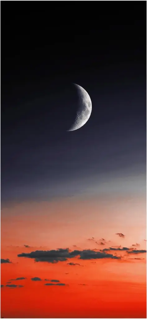halbvoller mond im roten himmel