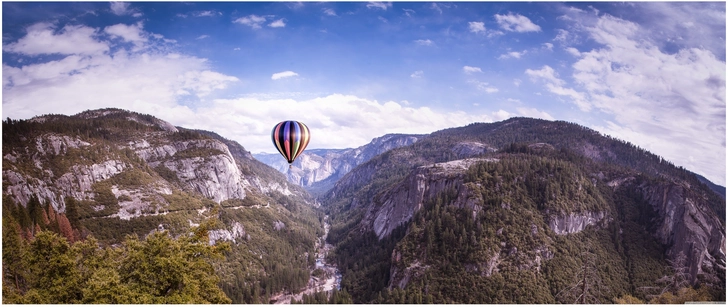 heissluftballon ueber der landschaft von yosemite