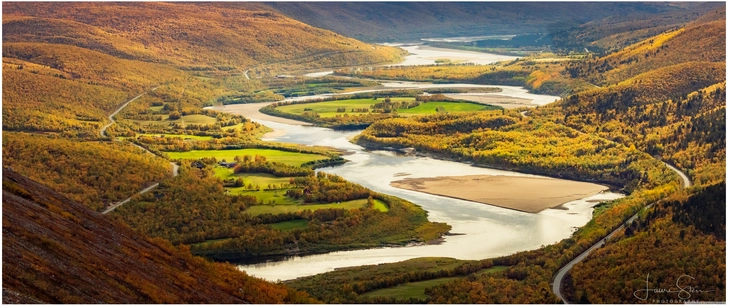 herbstliche flusslandschaft in nordischer natur