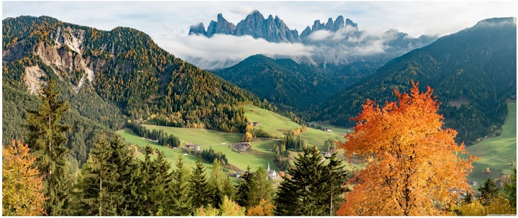 herbstliche landschaft in suedtirol mit dolomiten