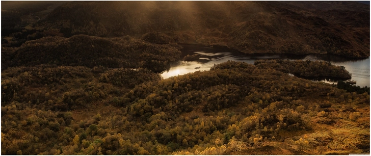 herbstliche landschaft mit see und bergen