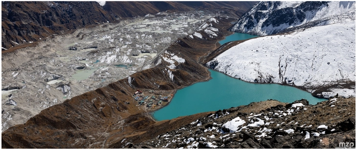 himalaya landschaft mit gletschern und seen
