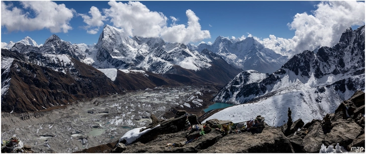 himalaya panorama mit gokyo see und schneebedeckten bergen