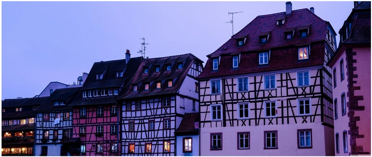 historische fachwerkhaeuser bei daemmerung