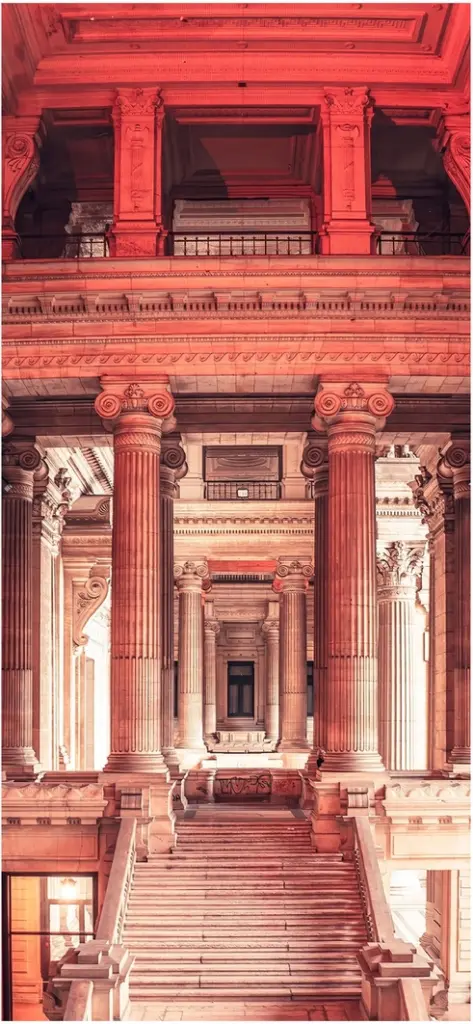 historische treppe und saulen in beeindruckender architektur
