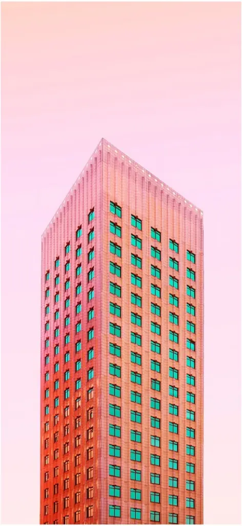 hohes modernes gebaeude mit pinkfarbener fassade