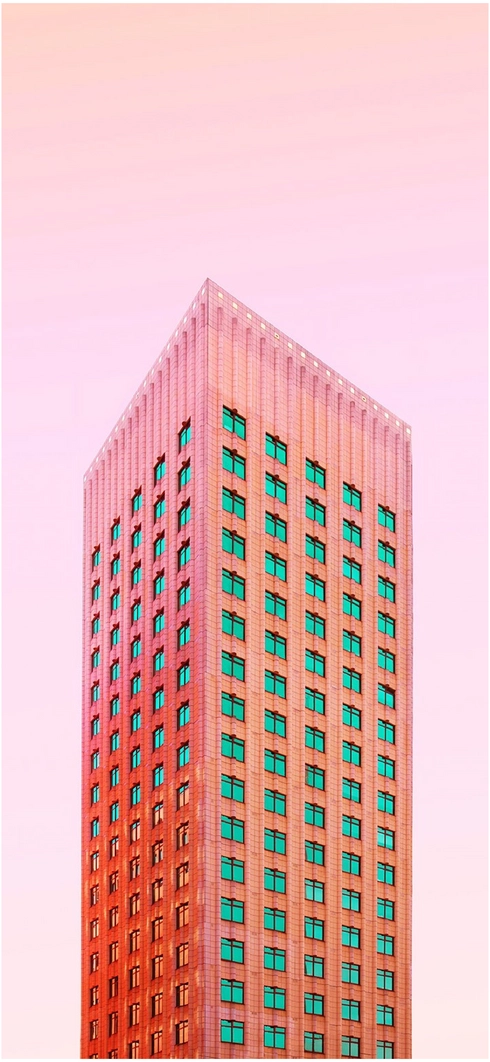 hohes-modernes-gebaeude-mit-pinkfarbener-fassade
