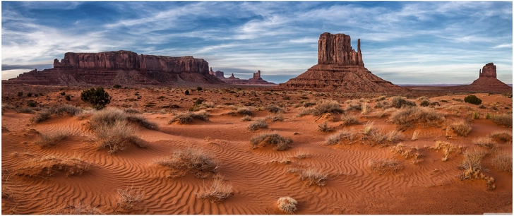 imposante landschaft von monument valley mit felsformationen