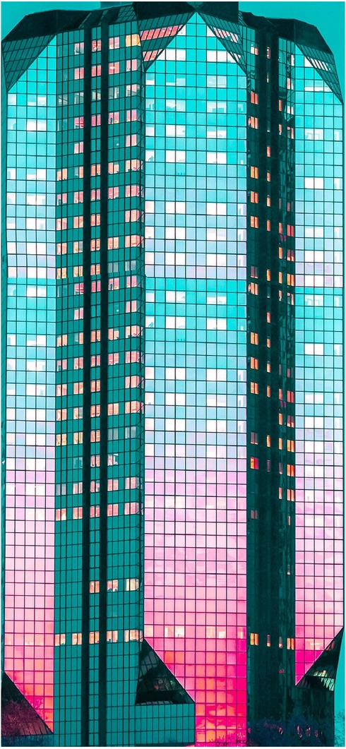 imposanter-glaesernen-turm-in-tuerkis-und-rosa