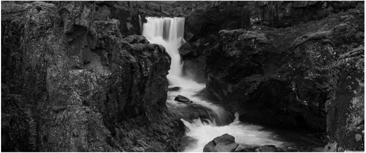 imposanter wasserfall in schwarzweiss mit felsiger umgebung