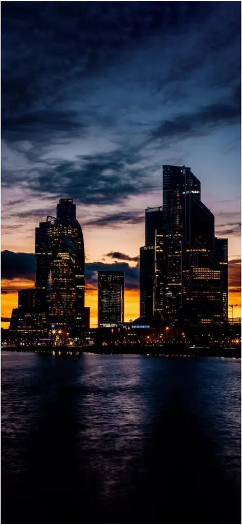 impression der modernen stadtarchitektur bei sonnenuntergang