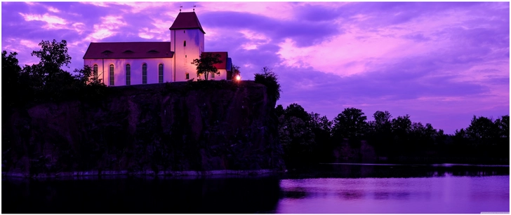 impressionistische kirche auf felsen bei sonnenuntergang