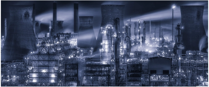 industrielle landschaft mit raffinerien in schwarz weiss