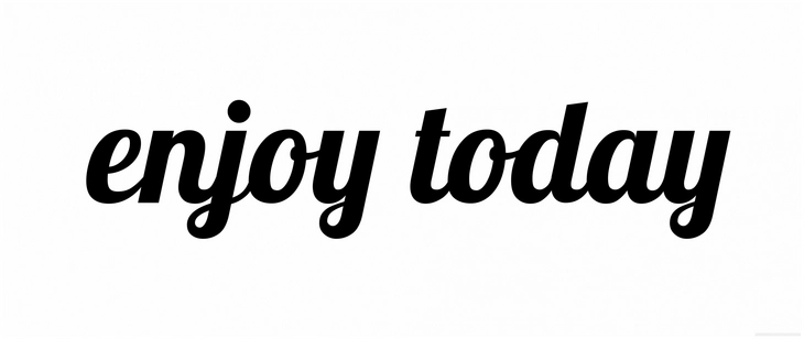 inspirierender schriftzug enjoy today in schwarzweiss