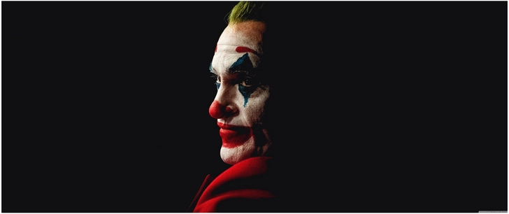 joker darstellung mit dramatischem licht und intensiver mimik