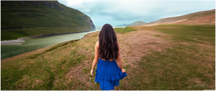 junge frau im blauen kleid in der natur