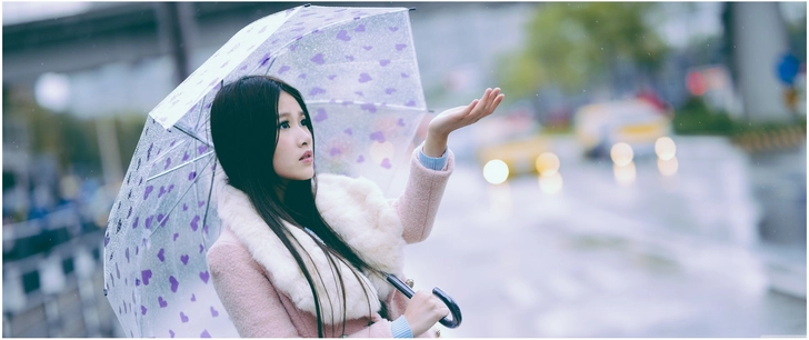 junge frau mit regenschirm in der stadt