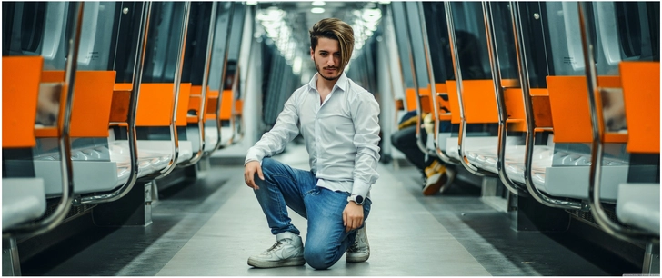 junger mann in moderner u bahn umgebung