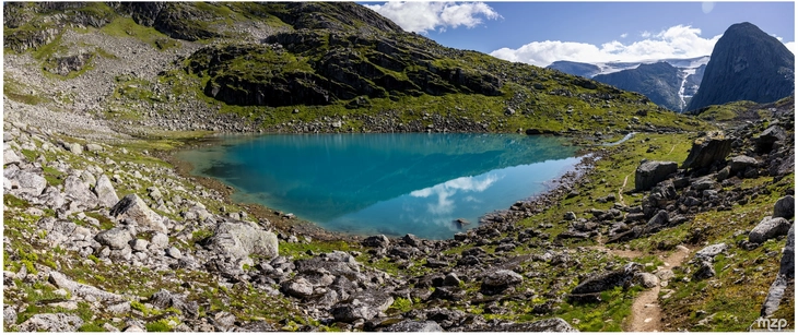 klarer bergsee in norwegen mit atemberaubender natur