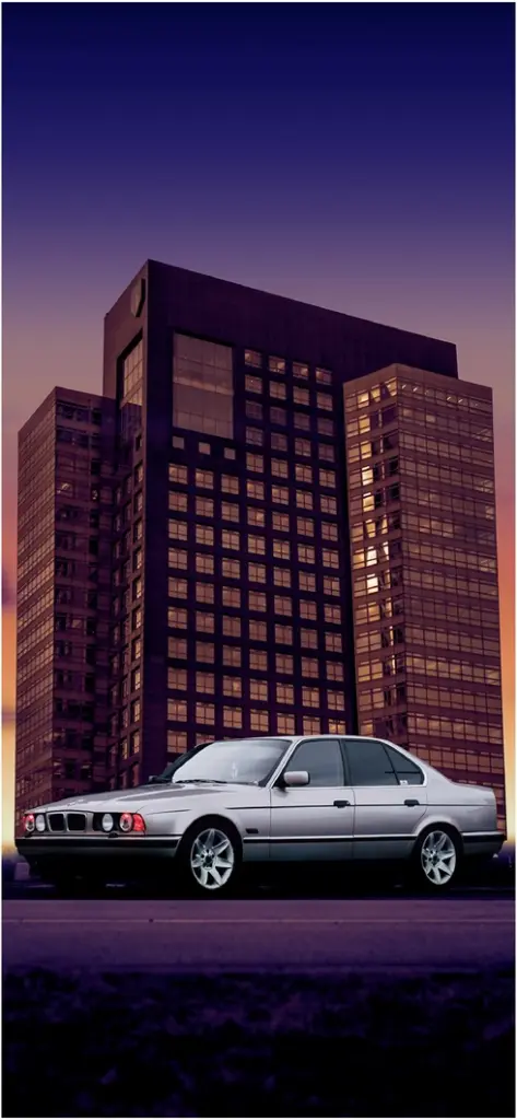 klassisches auto vor modernem hochhaus