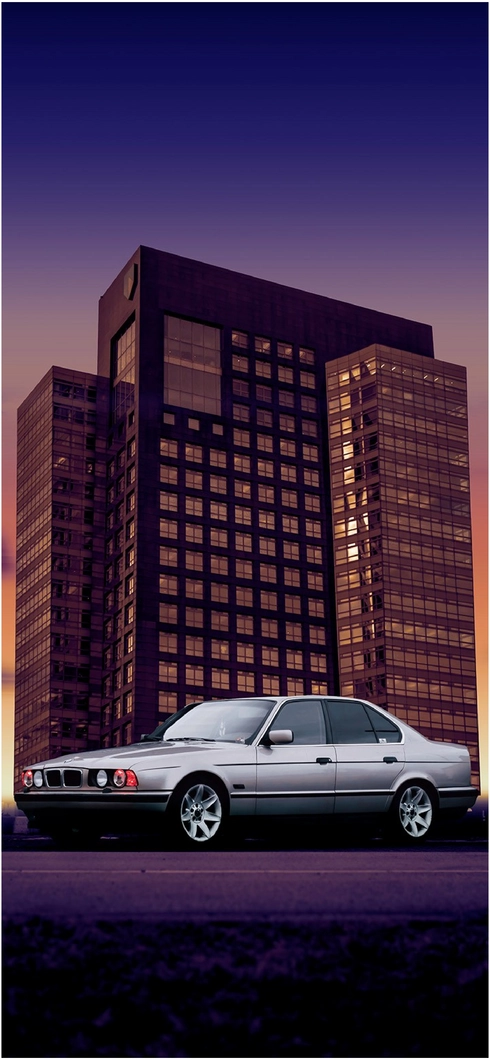 klassisches-auto-vor-modernem-hochhaus