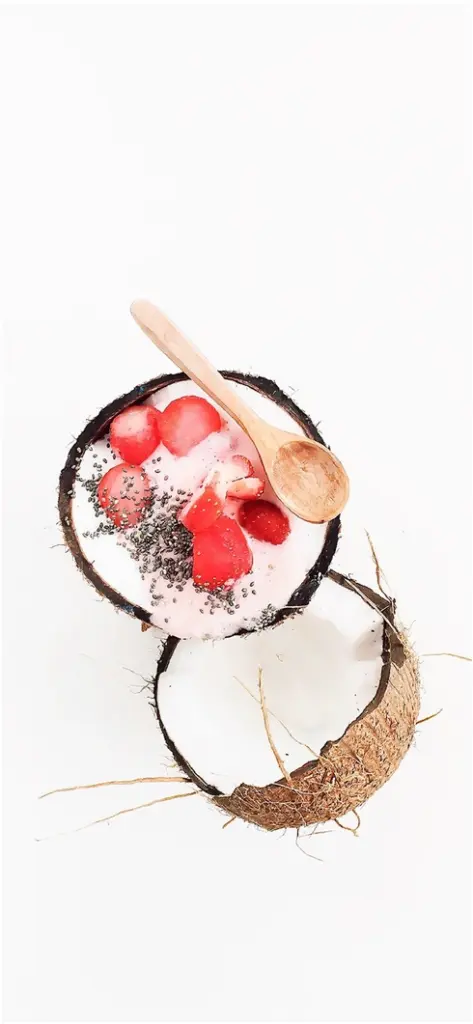 kokosnuss mit fruechten und joghurt