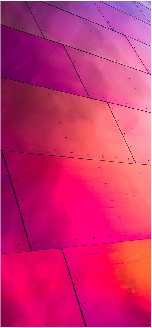 kuenstlerische-architekturfläche-mit-metallplatten-in-lila-und-orange