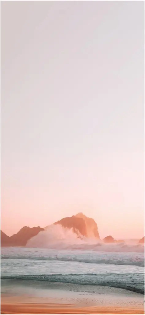 kuestenlandschaft mit schaumenden wellen und felsen