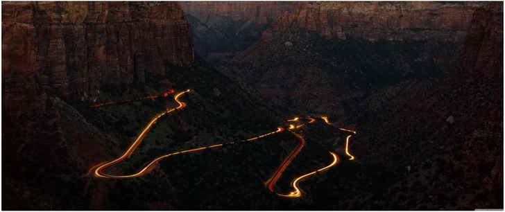 kurvenreiche strasse im zion nationalpark bei nacht