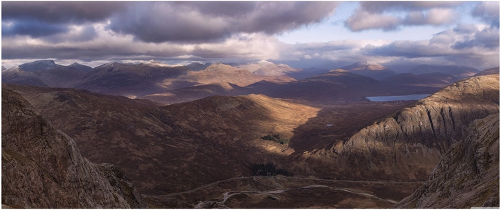 landschaft der schottischen highlands mit wolken und lichtspielen