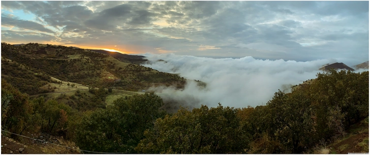 landschaft mit sonnenuntergang und wolkennebel