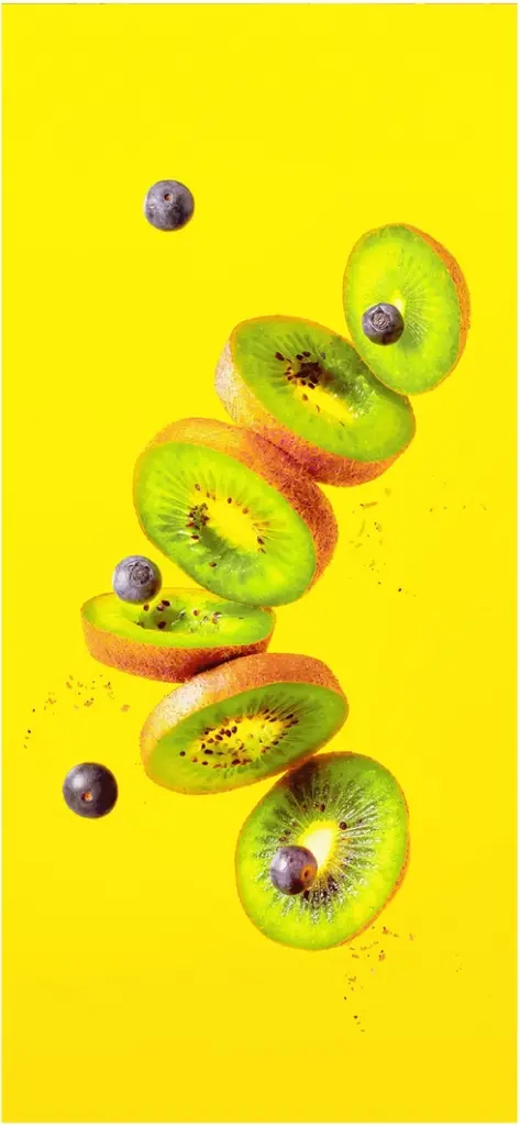 lebendige kiwi und heidelbeeren vor gelbem hintergrund