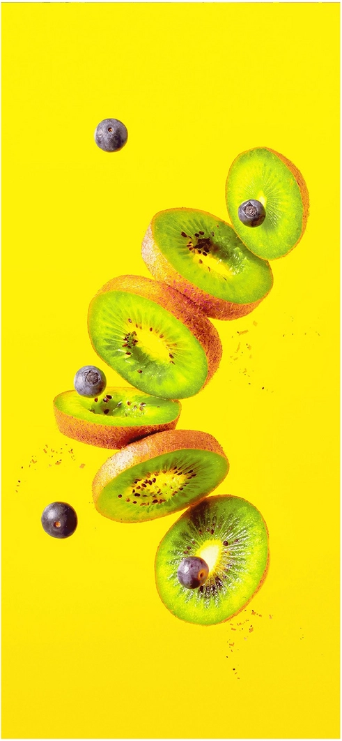 lebendige-kiwi-und-heidelbeeren-vor-gelbem-hintergrund