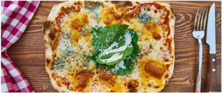 leckere hausgemachte pizza mit frischem blattgemuese