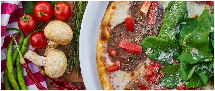 leckere pizza mit frischen zutaten und gemuese