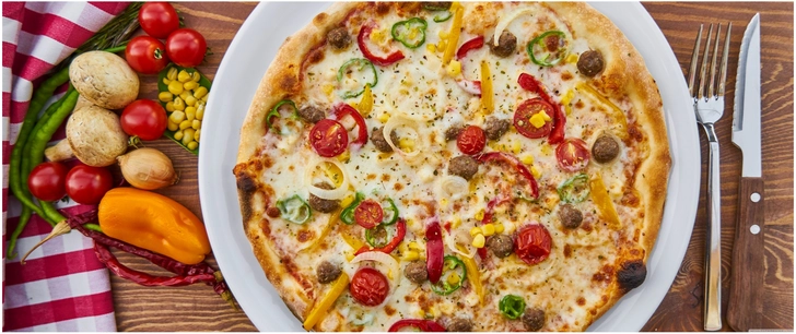 leckere vegetarische pizza mit frischem gemuese