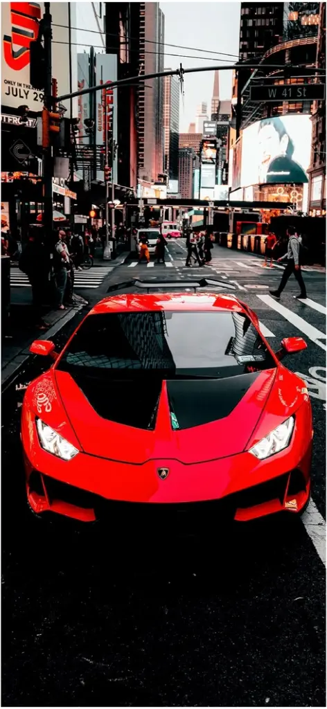 leuchtend roter lamborghini in den strassen von new york