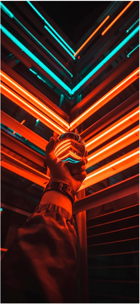 leuchtende-neonlinien-und-reflektierendes-glas-in-urbaner-umgebung