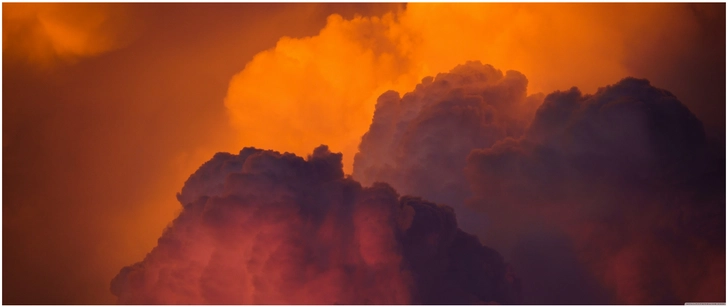 leuchtende wolkenformationen bei sonnenuntergang