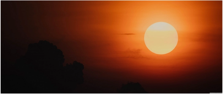 leuchtender sonnenuntergang mit wolkensilhouette