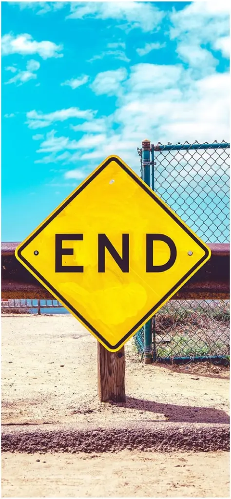 leuchtendes endschild in urbaner umgebung