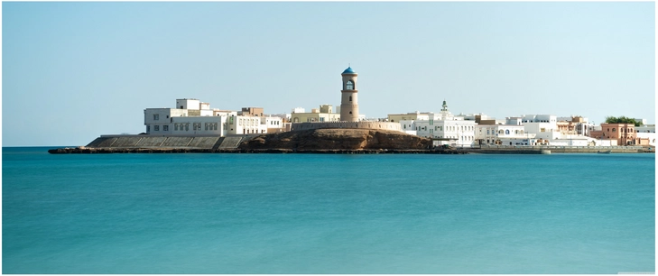 leuchtturm historische gebaeude klaer wasser oman