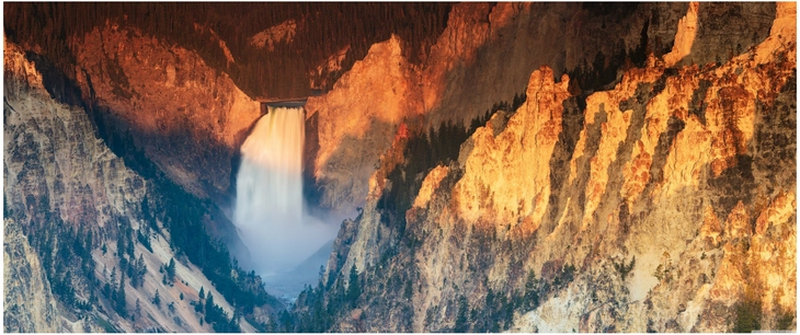 lower falls des yellowstone rivers bei sonnenaufgang