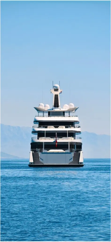 luxusyacht auf dem blauen wasser segeln