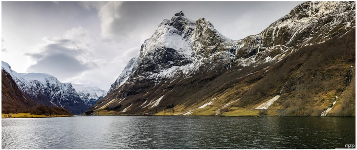 majaestetische berge ruhiger fjord norwegen