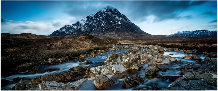 majestat ische berglandschaft mit wasserlauf in schottland